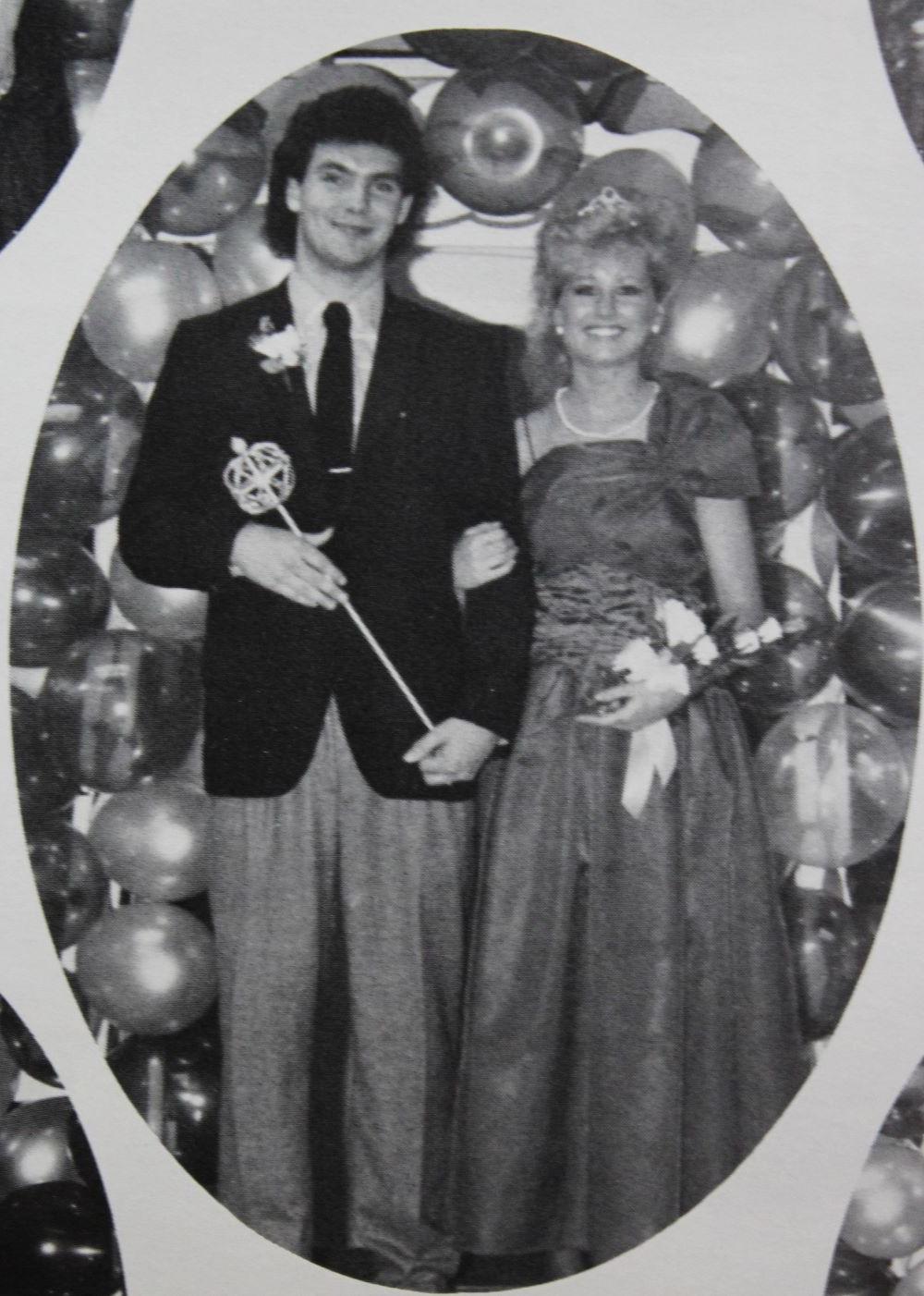 1987年，底特律湖校园的Snow Daze皇室成员Joyce Vordebruggen和Trent bartell